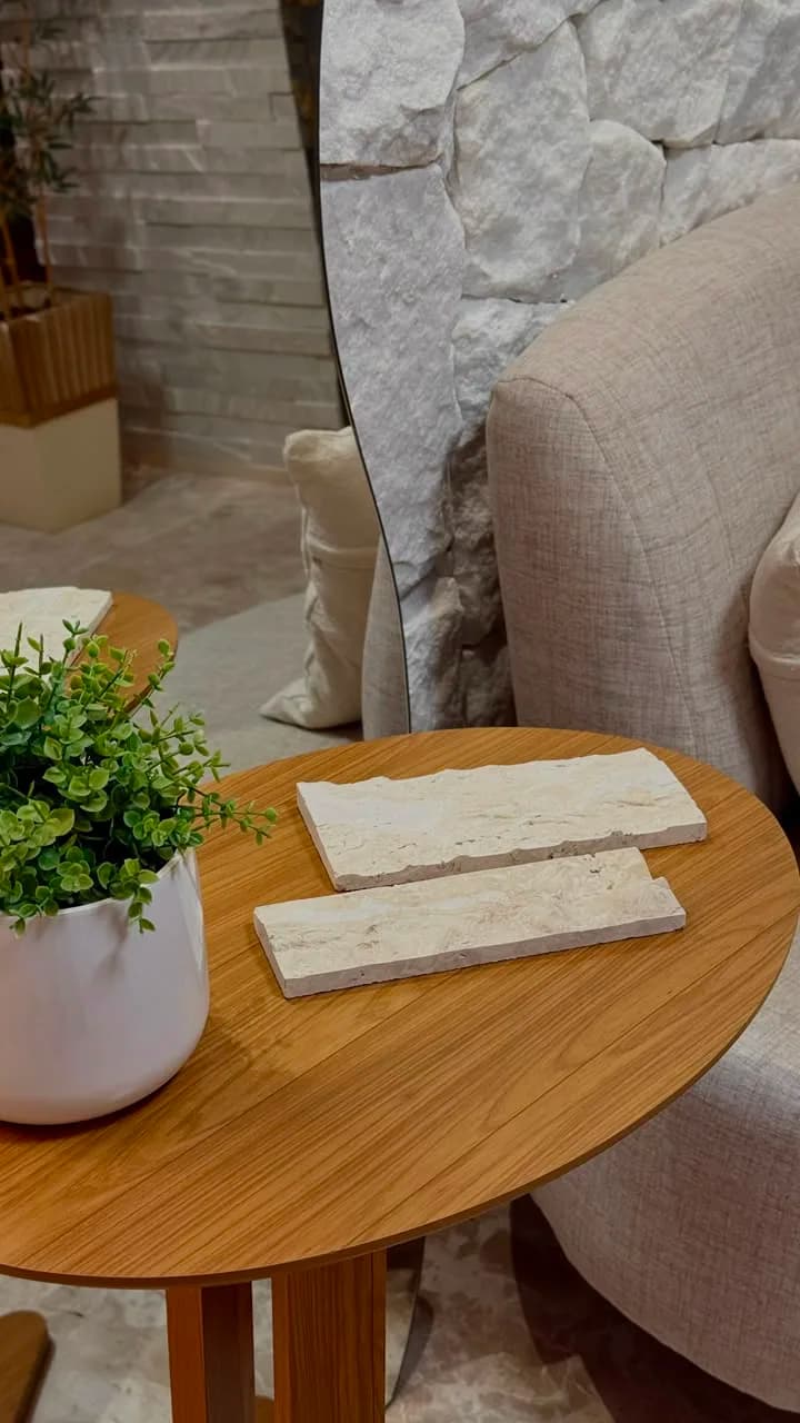 Mesa de madeira com amostras de pedra e planta