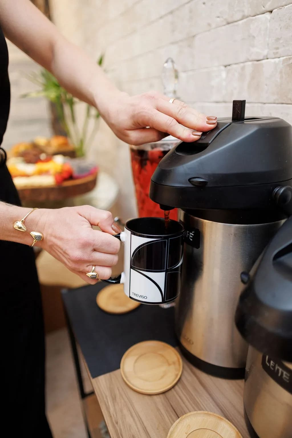 Café sendo servido no showroom