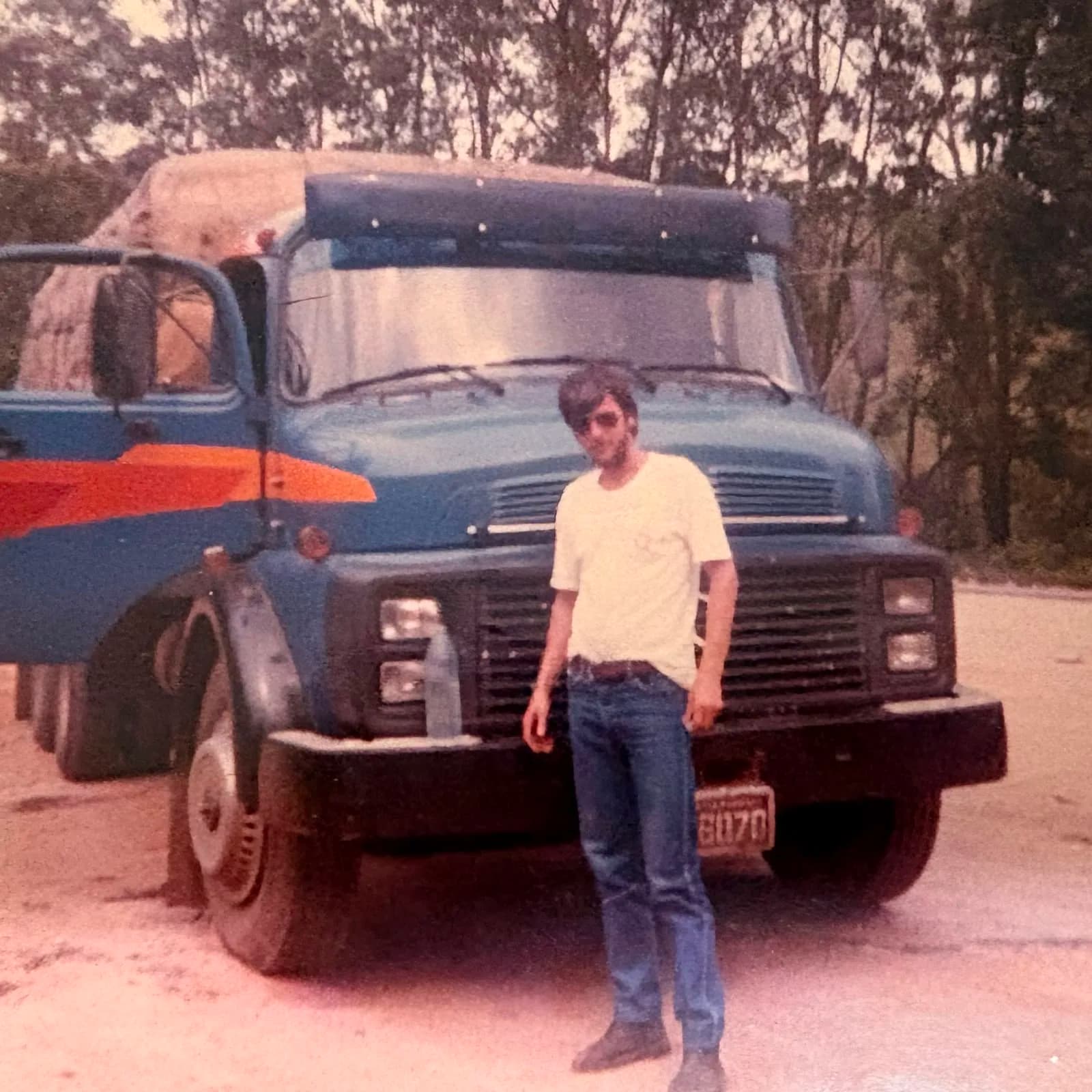 Sr. Luiz, fundador da Pedras Treviso, ao lado do caminhão
