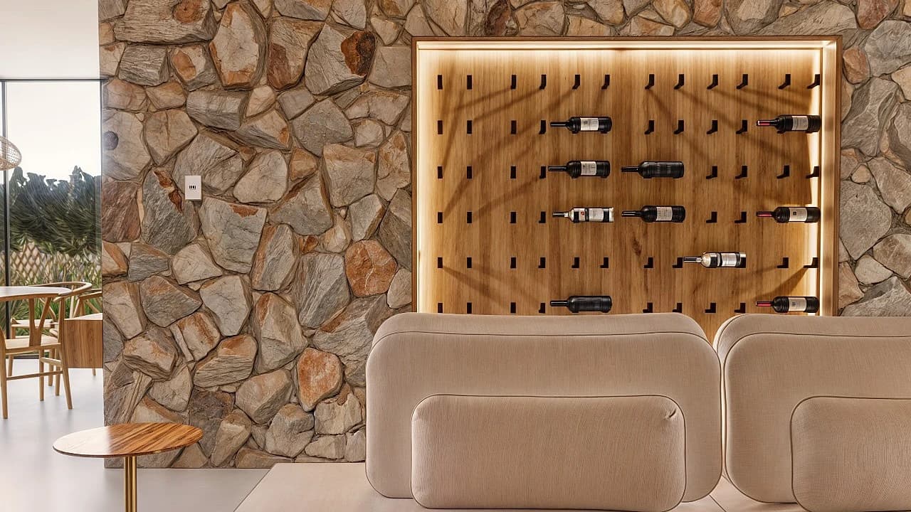 Adegas e Pedras Naturais: A Combinação Perfeita para Espaços Sofisticados